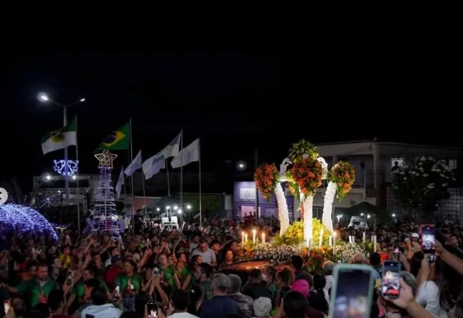 Procissão reúne milhares de fiéis no encerramento da festa de Santa Luzia, padroeira de Rafael Fernandes 